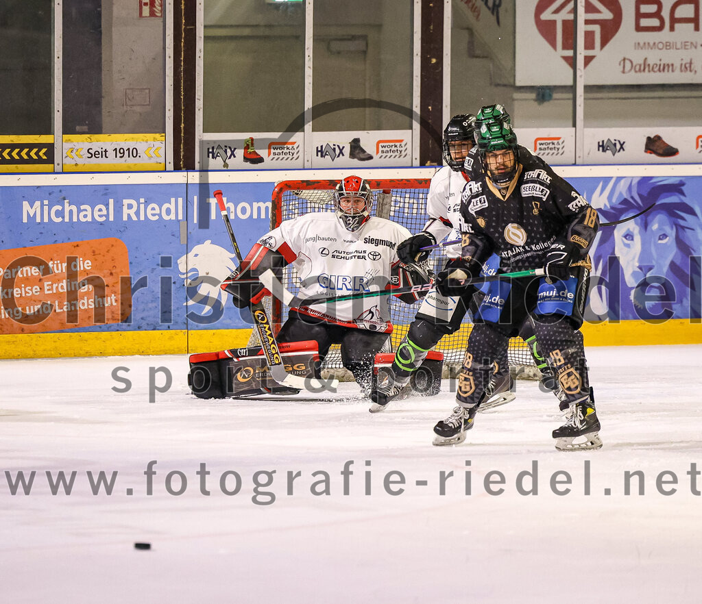 2024-03-15_026_TSV_Erding_gegen_EHC_Koenigsbrunn | Erding, Deutschland, 15.03.2024:
Eishockey, Bayernliga Playoffs 2023 / 2024, 3. Spieltag, TSV Erding gegen EHC Königsbrunn, Endergebnis: 3:4 n. V.

Torwart Stefan Vajs (EHC Königsbrunn, #32), Daniel Krzizok (Erding Gladiators, #18)

Foto: Christian Riedel / fotografie-riedel.net