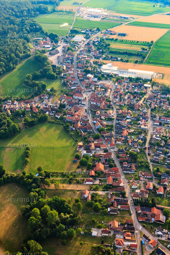Vue aérienne: Vue de la ville depuis l'est à Niederrœdern dans le département Bas Rhin, France – .Photo: IMG_30617.jpg prise le 09/07/2010 par Werner Riehm/FLY-FOTO.eu – Résolution de l'original: 2917 x 4375 px