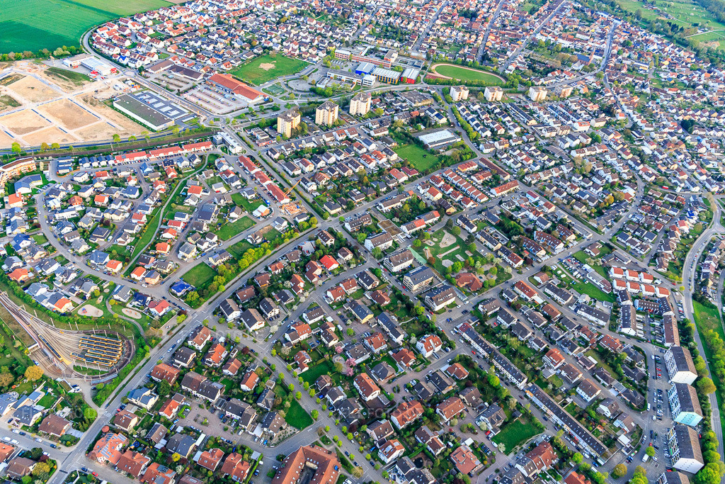 Luftbild: Ortsansicht von Westen im Ortsteil Linkenheim in Linkenheim-Hochstetten im Bundesland Baden-Württemberg in Deutschland. Foto: IMG_106666.jpg vom 17.04.2018 durch Werner Riehm/FLY-FOTO.de
