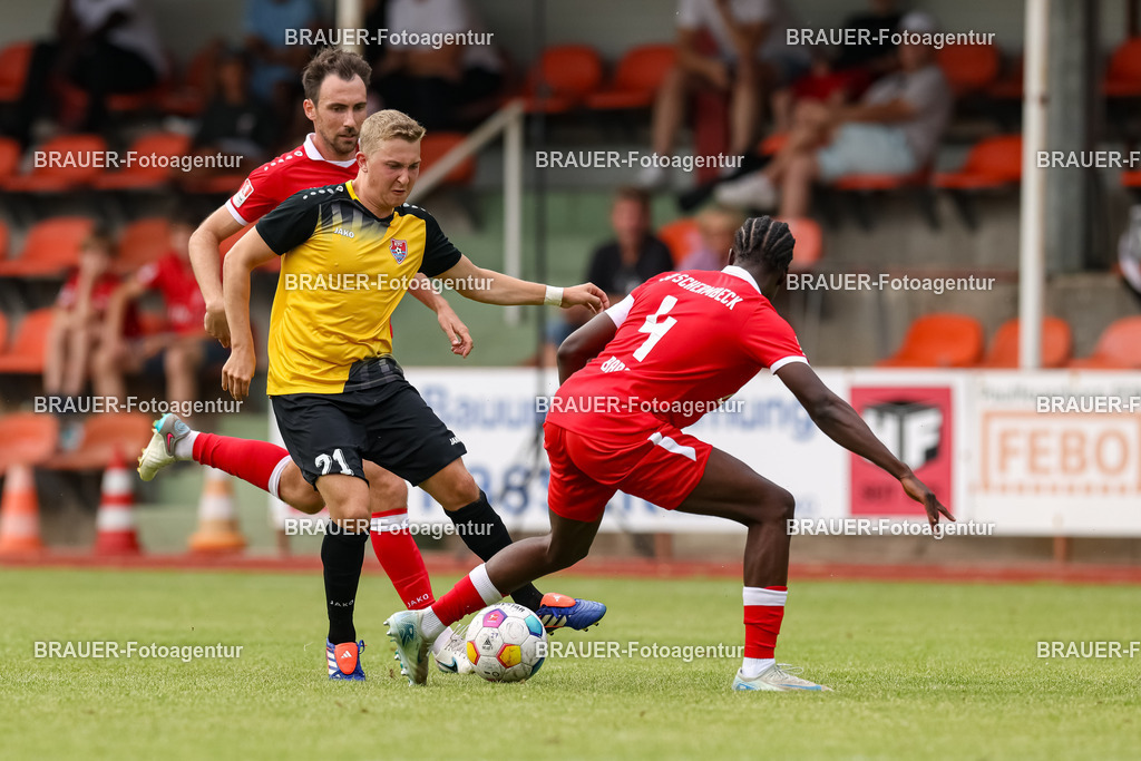 1_SVSKFC_20250726_0625.JPG -  - SV Schermbeck - KFC Uerdingen  - Testspiel | Schermbeck, Deutschland, 26.07.25: Jan Bachmann (KFC Uerdingen) und Yannick Babo (SV Schermbeck) im Kampf um den Ball während des Testspiel Spiels zwischen SV Schermbeck - KFC Uerdingen  in der Volksbank Arena am 26. July 2025 in Schermbeck, Deutschland. (Foto von Stefan Brauer/Brauer-Fotoagentur)