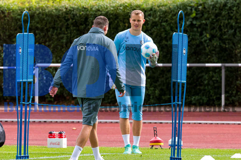 1. Fussball Bundesliga:  Trainingsauftakt VfL Bochum 1848 {date} -  | {headline}(Foto: Sebastian Sendlak / BOND)DFL regulations prohibit any use of photographs as image sequences and/or quasi-videos. - Realisiert mit Pictrs.com