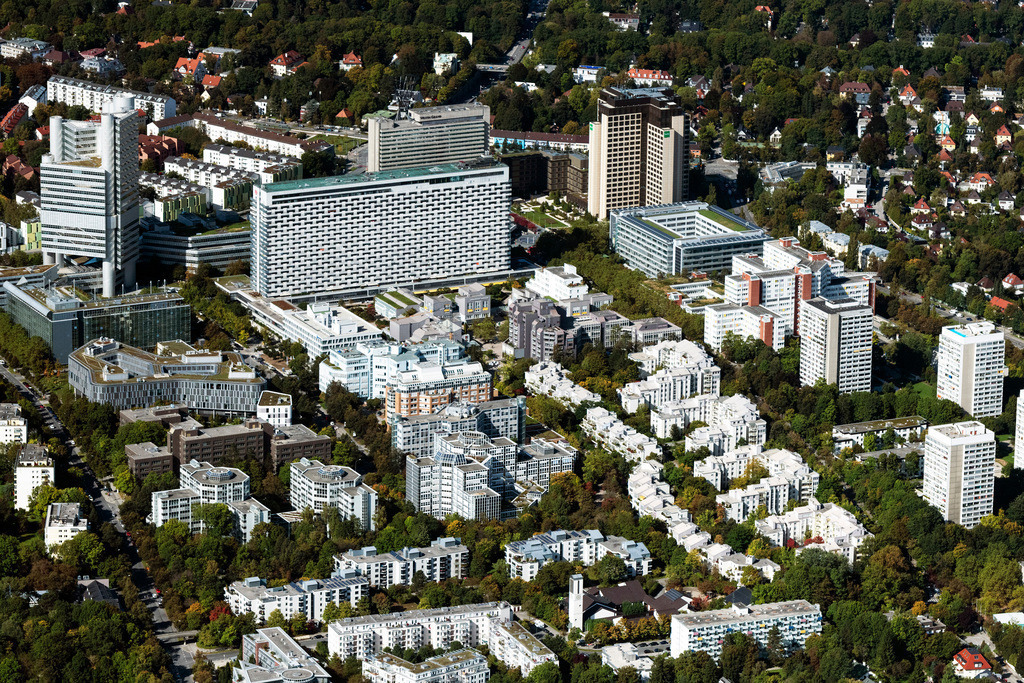 dr__0092802.jpg | MüNCHEN 01.10.2021 Hochhäuser mit Dach- Schwimmbecken im Wohngebiet einer industriell gefertigten Plattenbau- Siedlung Elektrastraße - Englschalkinger Straße am Arabellapark im Ortsteil Bogenhausen in München im Bundesland Bayern, Deutschland. // Skyscrapers in the residential area of industrially manufactured settlement Elektrastrasse - Englschalkinger Strasse on Arabellapark in the district Bogenhausen in Munich in the state Bavaria, Germany. Foto: Daniel Reiter