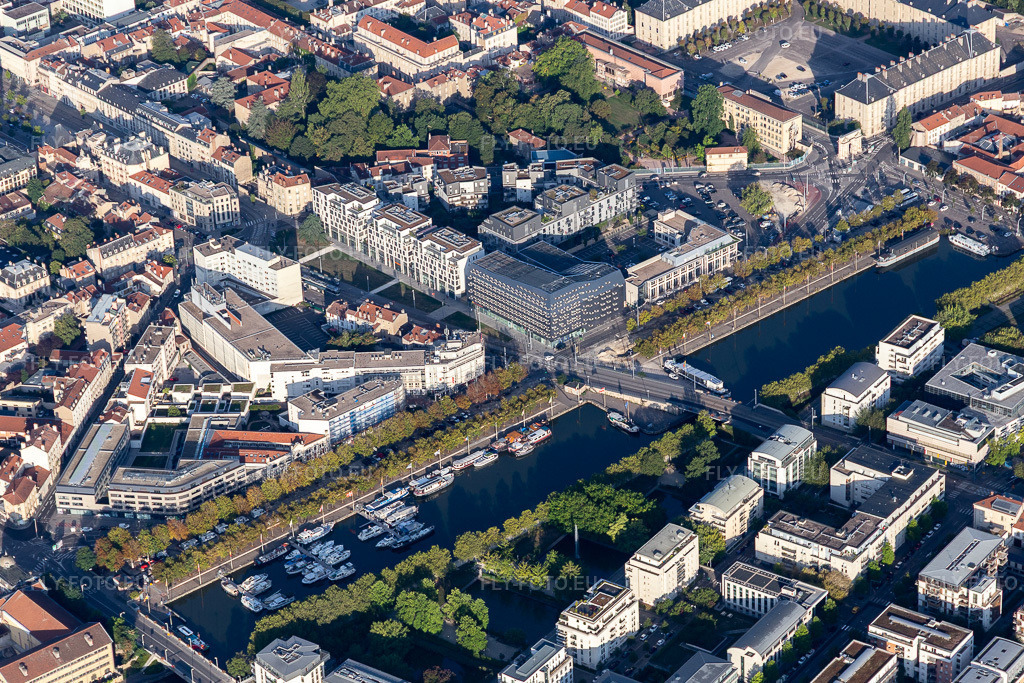 Vue aérienne: Marina Port de plaisance Nancy Saint Georges avec mouillages pour bateaux de sport et cales pour bateaux sur les rives de la Moselle avec accès à l'Aparthotel Adagio Nancy Centre et à l'ibis Nancy Sainte-Catherine à le quartier Port Sainte-Catherine Le Jardin in Nancy dans le département Meurthe et Moselle, France. Photo: IMG_117870.jpg prise le 14/09/2019 par Werner Riehm/FLY-FOTO.eu – Résolution de l'original: 5192 x 3461 px