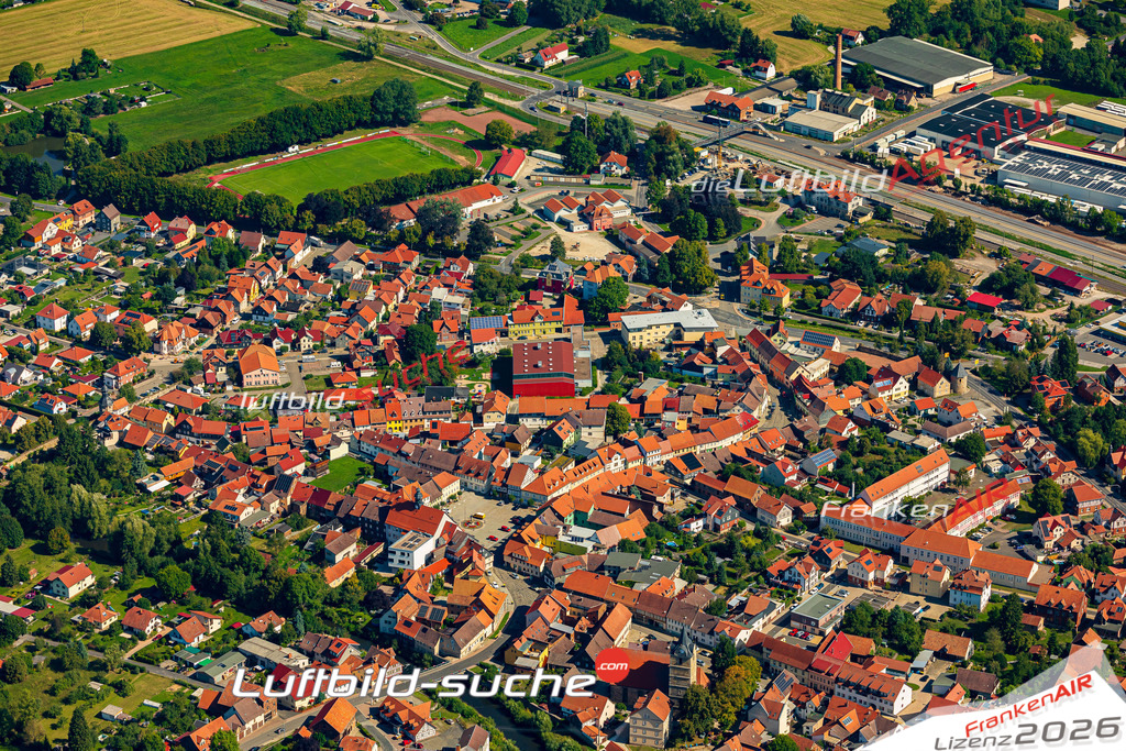 Stadt Themar von Oben- Die Luftaufnahme wurde 2025 vom UL-Flugzeug heraus erstellt ( keine Drohnenaufnahme ) - Hochauflösende Luftaufnahme - für Wandbilder und großformatige Ausdrucke geeignet. Das besondere Geschenk!Hier alle&nbsp;Infos zur Lizenzierung der LuftaufnahmeWir fliegen auch dieses Jahr wieder in Ihre Region um Luftbilder zu erstellen.- Luftbild anfragen