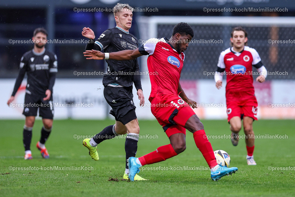 FCVK21122401035 | 21.12.2024, Fußball, FC Viktoria Köln – SV Sandhausen, 3.Liga, Sportpark Höhenberg, Saison 2024 2025: David Otto (Sandhausen #17) im Zweikampf gegen Kwabe Schulz (Viktoria Köln #3)DFB regulations prohibit any use of photographs as image sequences and or quasi-video.