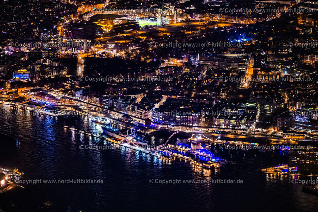 Hamburg_Hafen_Landungsbrücken_Nachtaufnahme_ELS_6253060325 | HAMBURG 06.03.2025 Nacht- Lichter und Beleuchtung Hafenanlagen des Niederhafen mit dem Feuerschiff und Ausflugsbooten am Ufer des Flußverlaufes der Elbe in Hamburg, Deutschland. // Night lighting port facilities of the Niederhafen with the lightship and excursion boats on the banks of the river Elbe in Hamburg, Germany. Foto: Martin Elsen
