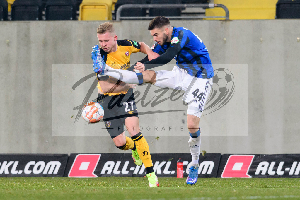 SGDHSV20220114_027 | Fussball, Herren: Valac Drchal (SG Dynamo Dresden) und Mario Vuskovic (Hamburger SV) im Zweikampf bei dem Spiel der 2. Bundesliga zwischen SG Dynamo Dresden und Hamburger SV im Rudolf-Harbig-Stadion am 14.01.2022 in Dresden, Deutschland.DFB / DFL REGULATIONS PROHIBIT ANY USE OF PHOTOGRAPHS AS IMAGE SEQUENCES AND/OR QUASI-VIDEO. - Realisiert mit Pictrs.com