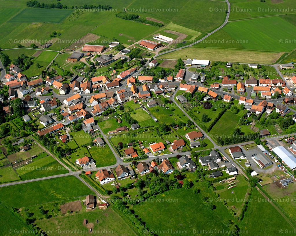 2615427 | MEICHES 09.06.2006 Landwirtschaftliche Nutzflächen und Feldgrenzen  umsäumen das Siedlungsgebiet des Dorfes in Meiches im Bundesland Hessen, Deutschland // Agricultural land and field boundaries surround the settlement area of the village  in Meiches in the state Hesse, Germany Foto: Gerhard Launer