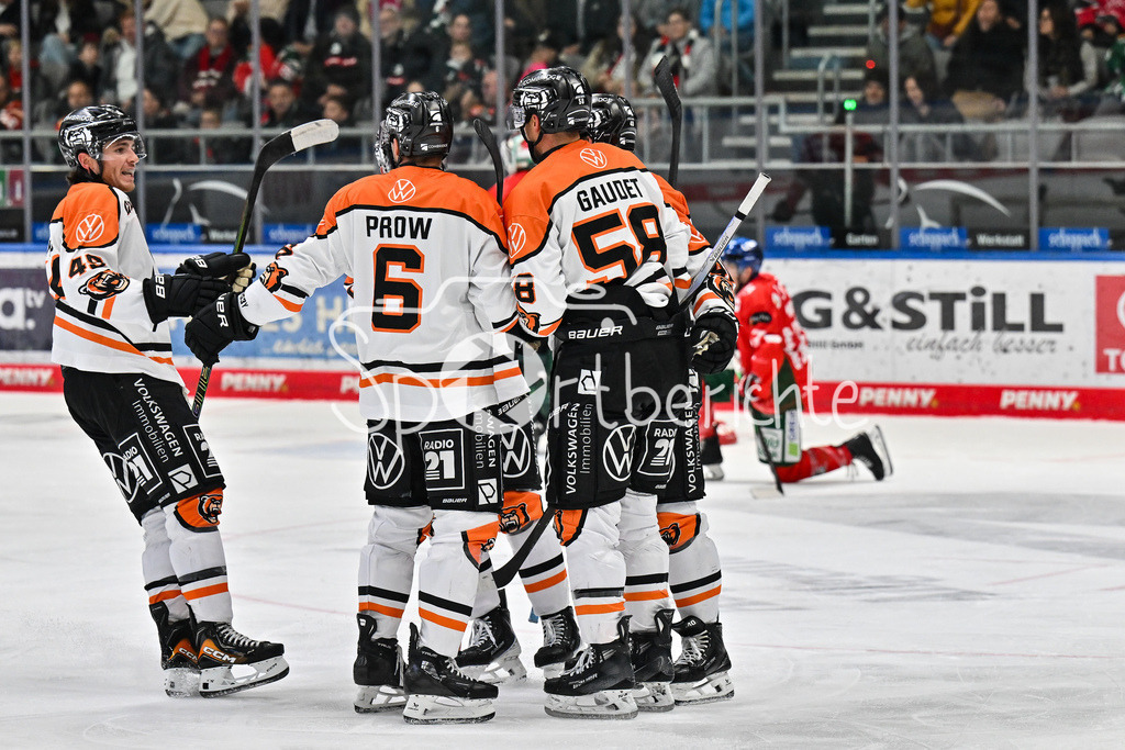 Augsburger Panther - Grizzlys Wolfsburg | Jubel der Gäste nach dem Treffer zum 1-1 Ausgleich durch Tyler GAUDET (Grizzlys Wolfsburg 58) / Tor / Torschuetze / Freude / Happy / DEL: Augsburger Panther - Grizzlys Wolfsburg; Curt Frenzel Stadion am 10.10.2025