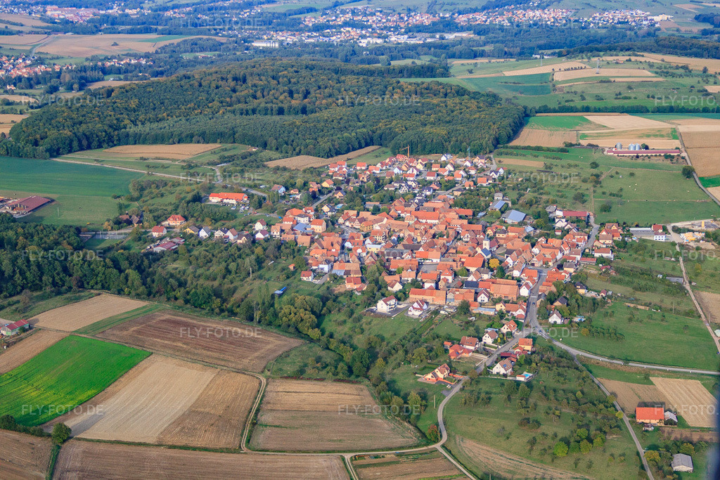 Luftbild: Ortsansicht von Westen in Engwiller im Bundesland Bas-Rhin in Frankreich. – Foto: IMG_53623.jpg vom 30.09.2012 durch Werner Riehm/FLY-FOTO.de – Auflösung des Originals: 4752 x 3168 px