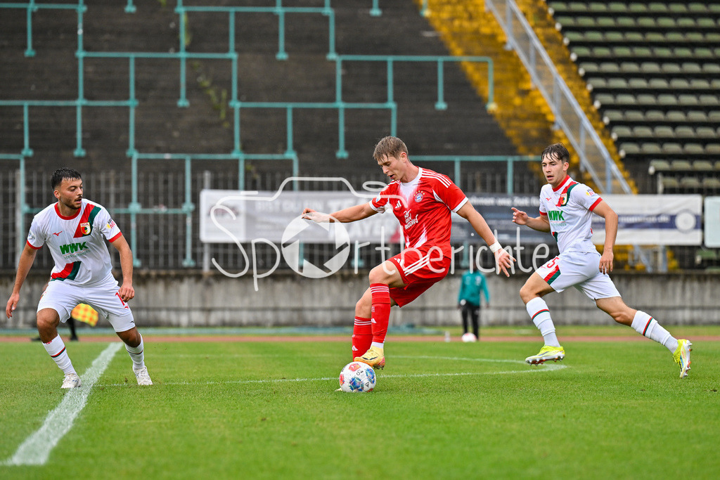 FC Augsburg II - FC Bayern Amateure | im Duell Mahmut Can KUECUEKSAHIN (FC Augsburg II 15) und Anton HEINZ (FC Bayern Muenchen II 9) / Zweikampf / Regionalliga Bayern: FC Augsburg II - FC Bayern Muenchen II, Rosenaustadion am 25.07.2025 / Simon MUEHLBAUER (FC Augsburg II 25)