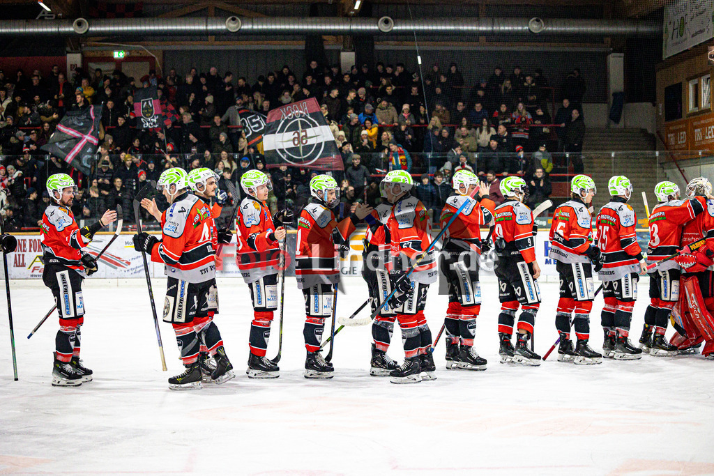 TSV Peißenberg MINERS gegen ESC Kempten SHARKS | Eishockey Bayernliga Herren Pre-Playoffs 2024/25, TSV Peißenberg MINERS gegen ESC Kempten SHARKS, 20250131,Miners mit Fans im Hintergrund,2025-01-31 in Peißenberg (Eisstadion Peißenberg)Copyright: WolfgangxLindner foto-lindner.de