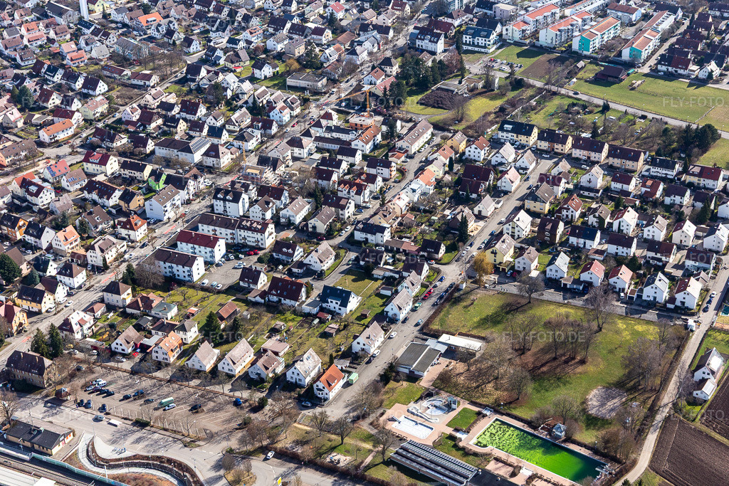 Luftbild: Ortsansicht von Norden jenseits des Bahnhofs in Renningen im Bundesland Baden-Württemberg in Deutschland. Foto: IMG_124950.jpg vom 20.02.2021 durch Werner Riehm/FLY-FOTO.de