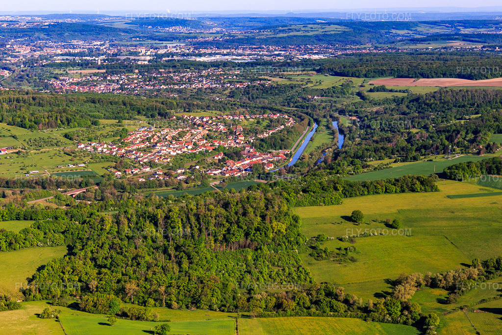 Aerial view: View of the town on the Saar River and the Canal des houllères de la Sarre from the southeast. in Wittring in the state Moselle, France.Photo: IMG_146095.jpg taken on 05/01/2025 by Werner Riehm/FLY-FOTO.comResolution of the original: 5295 x 3530 px