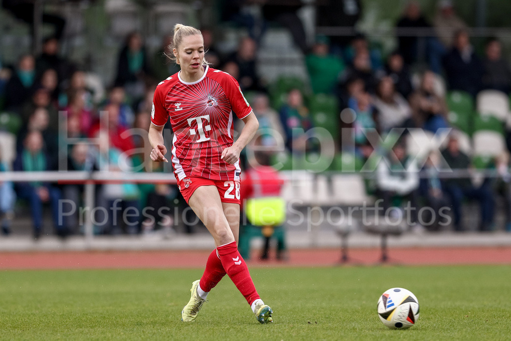 Fussball, Google Pixel Frauen-Bundesliga, SV Werder Bremen - 1. FC Köln | Janina Hechler (1. FC Köln, 28) am Ball, Freisteller, Einzelbild, Ganzkörper, Aktion, Action, Spielszene, DIE DFB-RICHTLINIEN UNTERSAGEN JEGLICHE NUTZUNG VON FOTOS ALS SEQUENZBILDER UND/ODER VIDEOÄHNLICHE FOTOSTRECKEN. DFB REGULATIONS PROHIBIT ANY USE OF PHOTOGRAPHS AS IMAGE SEQUENCES AND/OR QUASI-VIDEO.