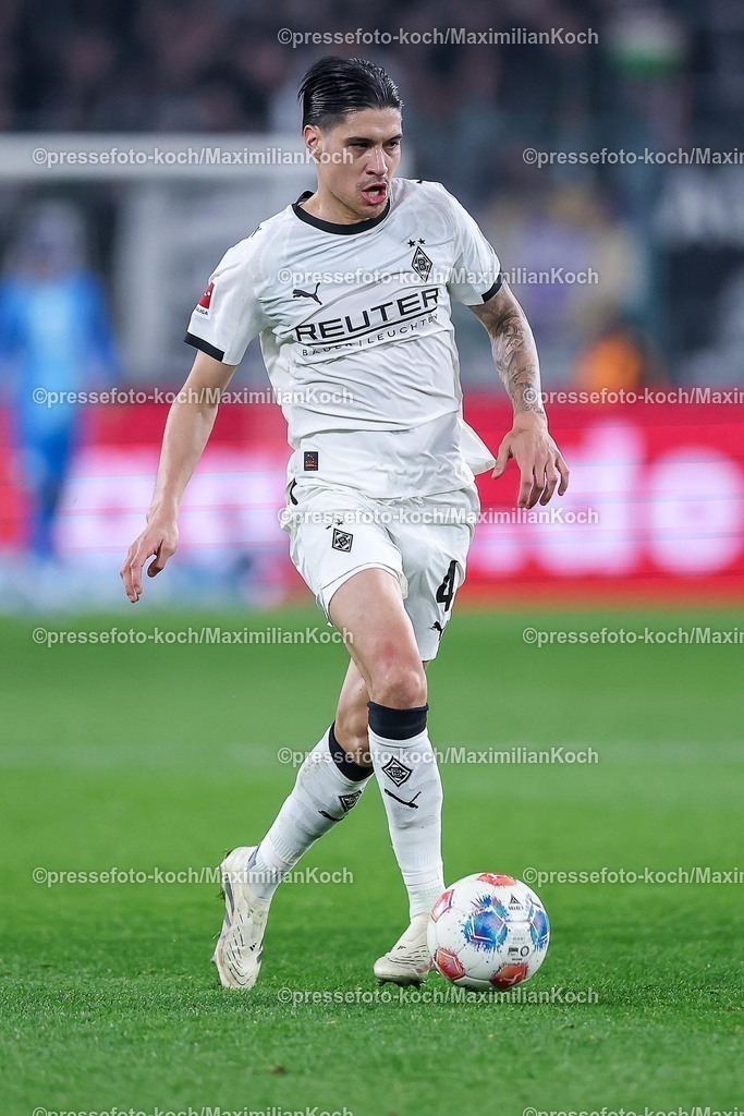 BMG13122502155 | 13.12.2025, Fußball, Borussia Mönchengladbach - VfL Wolfsburg, 1. Fußball Bundesliga, 14.Spieltag, Borussia-Park, Saison 2025 2026: Kevin Diks&nbsp;(Borussia Mönchengladbach #04)  DFB regulations prohibit any use of photographs as image sequences and or quasi-video.