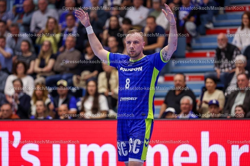 Gum30042601086 | 30.04.2026, Handball, 1. HBL, VfL Gummersbach - Frisch Auf! Göppingen, Saison 2025 / 2026 Herren, Schwalbe-Arena: Lukas Blohme (VfL Gummersbach #08) gestikulierend auf dem Spielfeld  