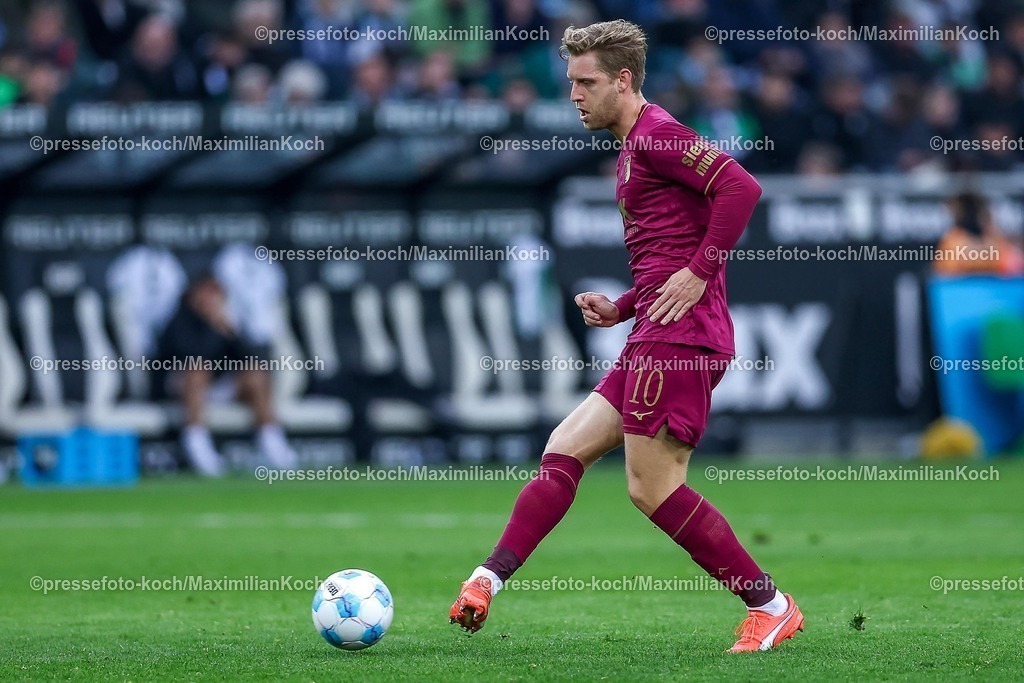 BMG21022502166 | 22.02.2025, Fußball, Borussia Mönchengladbach - FC Augsburg, 1. Fußball Bundesliga, Borussia-Park, Saison 2024 2025: Arne Maier (FC Augsburg #10)DFB regulations prohibit any use of photographs as image sequences and or quasi-video.