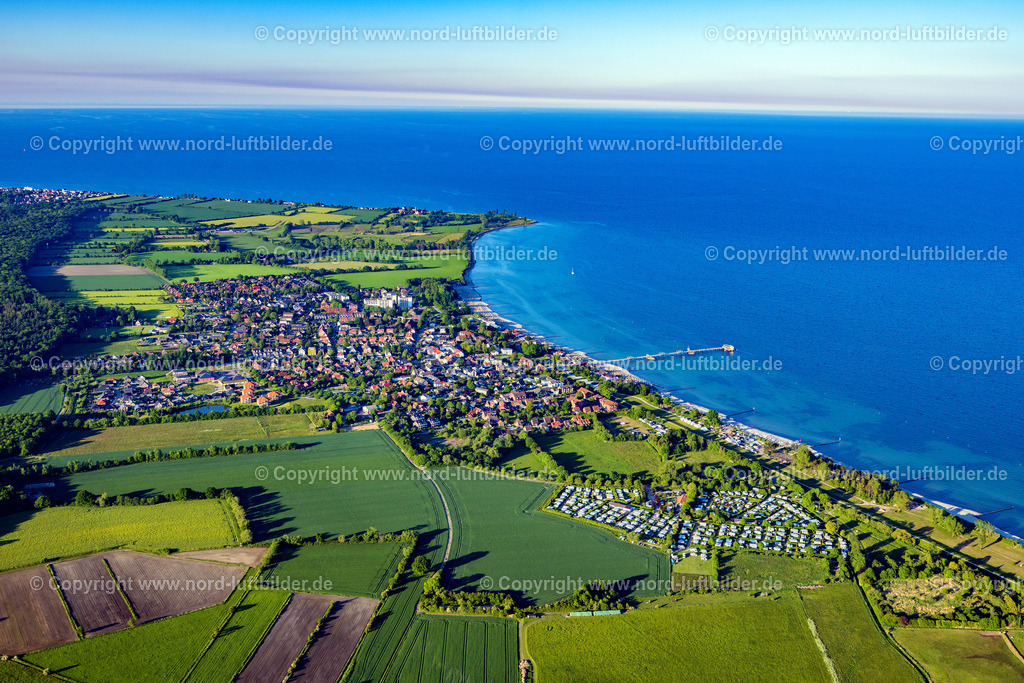 Kellenhusen_ELS_8580030622 | KELLENHUSEN 03.06.2022 Ortsansicht an der Meeres-Küste der Ostsee in Kellenhusen im Bundesland Schleswig-Holstein. Weiterführende Informationen bei: Ostseebad Kellenhusen. // Townscape on the seacoast of Baltic Sea in Kellenhusen in the state Schleswig-Holstein. Further information at: Ostseebad Kellenhusen. Foto: Martin Elsen