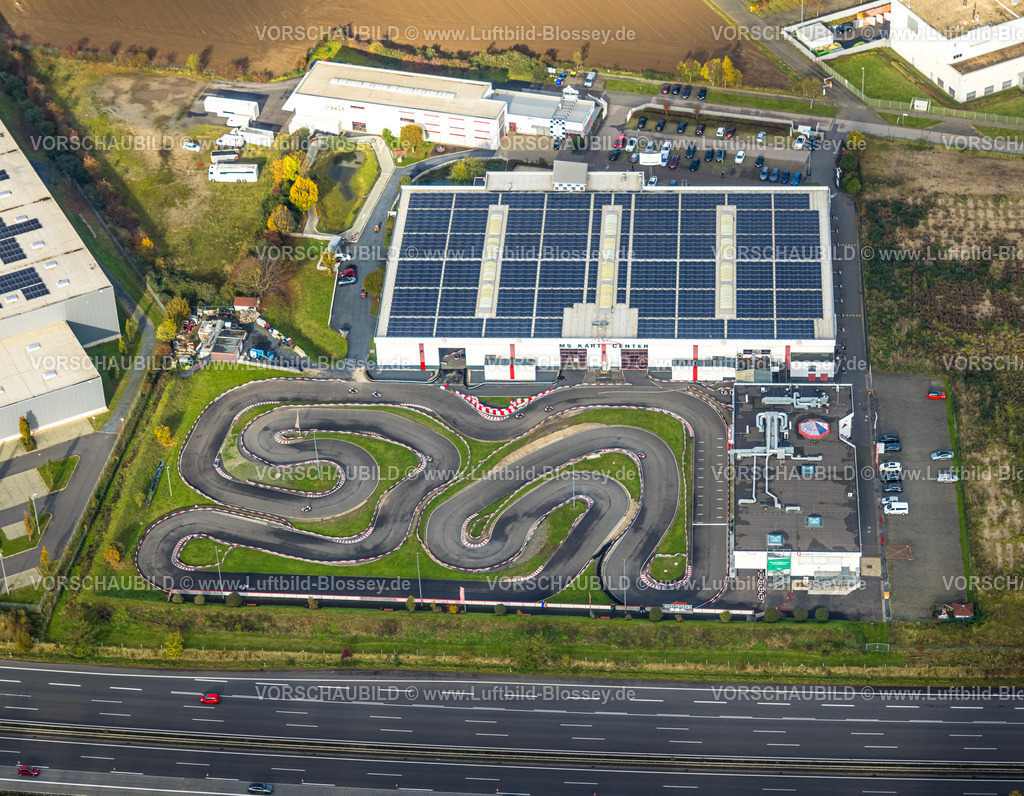 Kerpen231100488MichaelSchumacherKartbahn | Luftbild, Michael Schumacher Kartbahn und Event Center, MS Cart Center, Go-Kart-Bahn Indoor und Outdoor und fahrende Go Karts, Halle mit Solardach, Kerpen, Rheinland, Nordrhein-Westfalen, Deutschland
