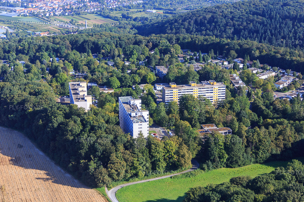 Luftbild: Elsa-Brändström-Straße mit Bergwaldschule und Wohnhochhäusern im Ortsteil Durlach in Karlsruhe im Bundesland Baden-Württemberg in Deutschland. Foto: IMG_092954.jpg vom 13.08.2016 durch Werner Riehm/FLY-FOTO.de