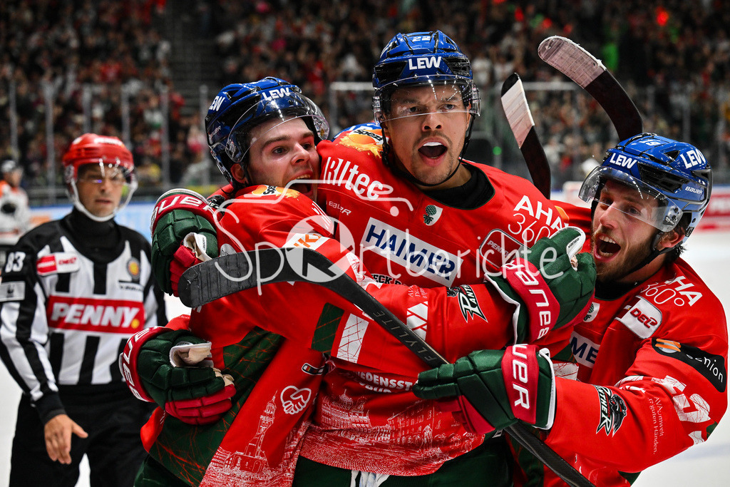 Augsburger Panther - Grizzlys Wolfsburg | Grenzenloser Jubel nach dem Siegtreffer zum 2-1 in der Verlängerung durch D. J. BUSDEKER (Augsburger Panther 14) / Tor / Torschuetze / Freude / Happy / DEL: Augsburger Panther - Grizzlys Wolfsburg; Curt Frenzel Stadion am 10.10.2025