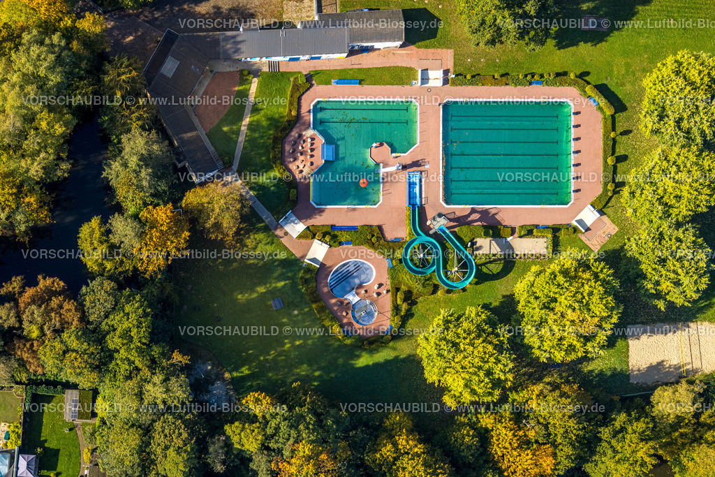 Selm241011753 | Luftbild, Freibad Selm, Schwimmbad mit Wasserrutsche und Kinderbecken, herbstliche Bäume, Selm, Münsterland, Nordrhein-Westfalen, Deutschland