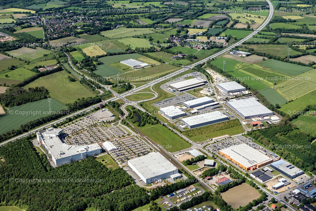 Kaltenkirchen_Dodenhof_ELS_8094030622 | KALTENKIRCHEN 03.06.2022 Gebäude des Einrichtungshaus - Möbelmarkt " Dodenhof xxl Lutz " in Kaltenkirchen im Bundesland Schleswig-Holstein, Deutschland. // Building of the store - furniture market " Dodenhof xxl Lutz " in Kaltenkirchen in the state Schleswig-Holstein, Germany. Foto: Martin Elsen