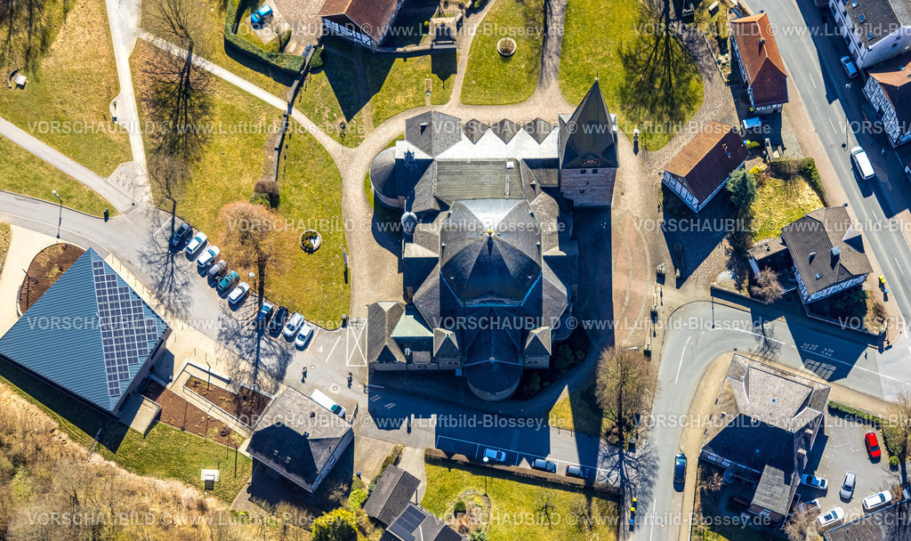 Balve250304168 | Luftbild, kath. Pfarrkirche St.-Blasius im Ortszentrum, Senkrechtaufnahme, Balve, Sauerland, Nordrhein-Westfalen, Deutschland