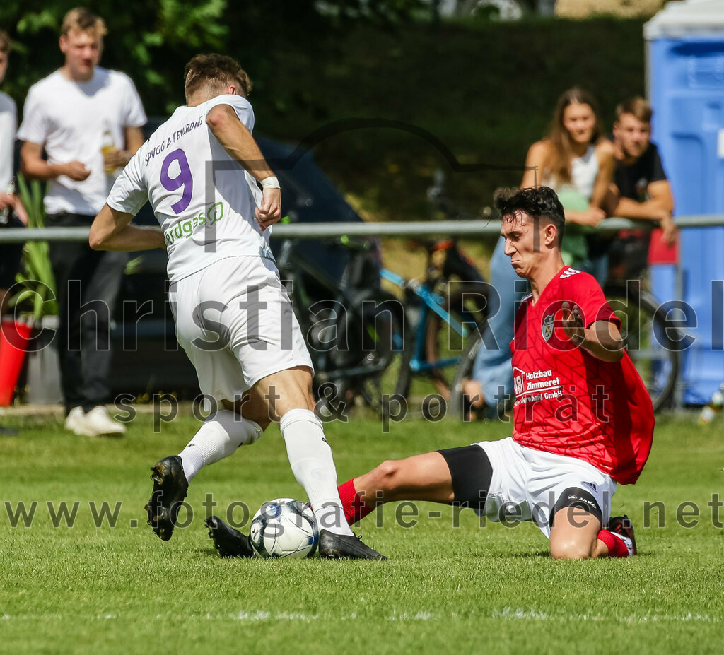 2023-07-30_031_FC_Lengdorf_gegen_SpVgg_Altenerding | Lengdorf, Deutschland, 30.07.2023:
Fußball, Kreisliga 2023 / 2024, 1. Spieltag, FC Lengdorf gegen SpVgg Altenerding, Endergebnis: 1:1

Matthias Loher (SpVgg Altenerding, #9), Bastian Fischer (FC Lengdorf, #12)

Foto: Christian Riedel / fotografie-riedel.net