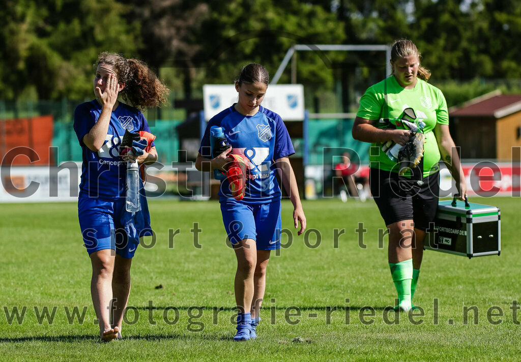 2023-09-09_124_FC_Langengeisling_gegen_TV_1864_Altoetting | Erding, Deutschland, 09.09.2023:
Fußball, Bezirksoberliga 2023 / 2024, 2. Spieltag, FC Langengeisling gegen TV 1864 Altötting, Endergebnis: 2:3

Monika Bichlmaier (FC Langengeisling, #4), Anna Deischl (FC Langengeisling, #17), Torwart Isabell Losleben (FC Langengeisling, #1)

Foto: Christian Riedel / fotografie-riedel.net
