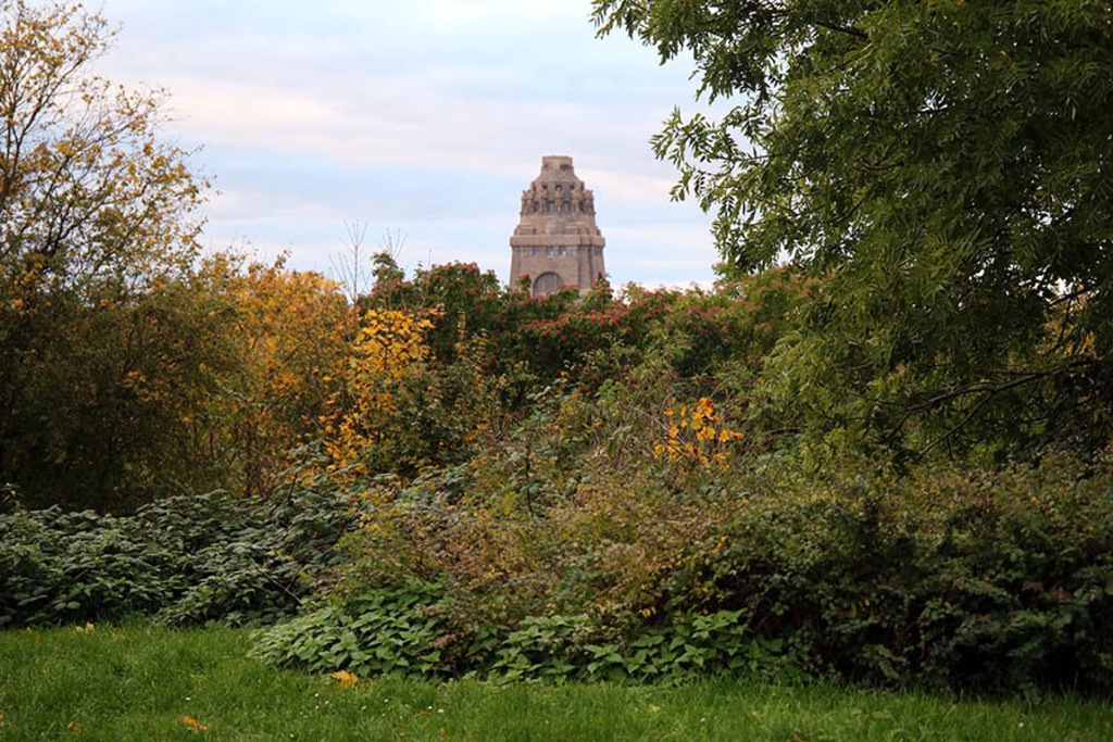 Foto: Leipzig - Etzoldsche Sandgrube - Park und Gedenkort - Blick zum Völkerschlachtdenkmal | Das Team hinter BILDLEXIKON LEIPZIG bündelt historische wie aktuelle Informationen über die Stadt Leipzig in Text und Bild auf einer Plattform und stellt diese der interessierten Öffentlichkeit zur Verfügung.