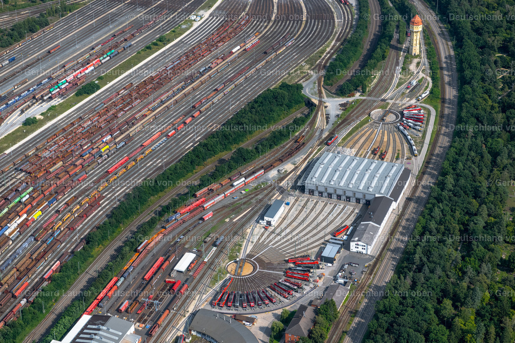 4047539 | NüRNBERG 21.08.2021 Schienen- und Gleisstrecken auf den Abstellgleisen und Rangierstrecken des Rangierbahnhofes und Güterbahnhofes der Deutschen Bahn in Nürnberg im Bundesland Bayern. // Marshalling yard and freight station of the Deutsche Bahn in Nuernberg in the state Bavaria. bahn.de. Foto: Gerhard Launer