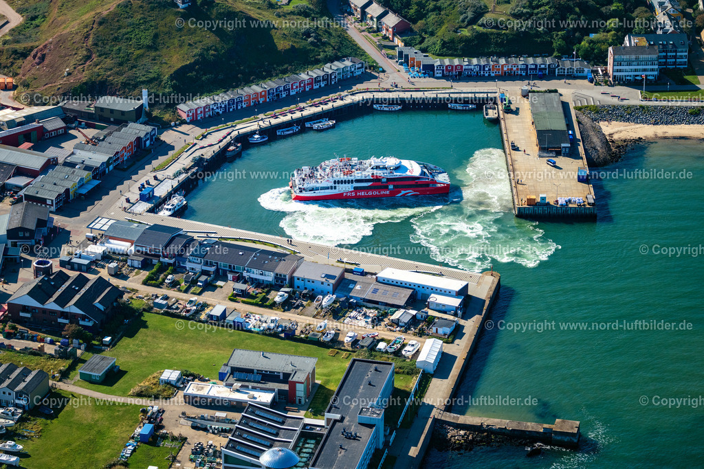 Helgoland_Halunder_Jet_FRS_Fähren_ELS_4160280824 | HELGOLAND 28.08.2024 Im Hafen ankerndes und festgemachtes Fährschiff " Katamaran FRS Halunder Jet " an der Straße Am Südstrand in Helgoland im Bundesland Schleswig-Holstein, Deutschland. // Anchored and moored ferry in the harbor " Katamaran FRS Halunder Jet " on street Am Suedstrand in Helgoland in the state Schleswig-Holstein, Germany. Foto: Martin Elsen