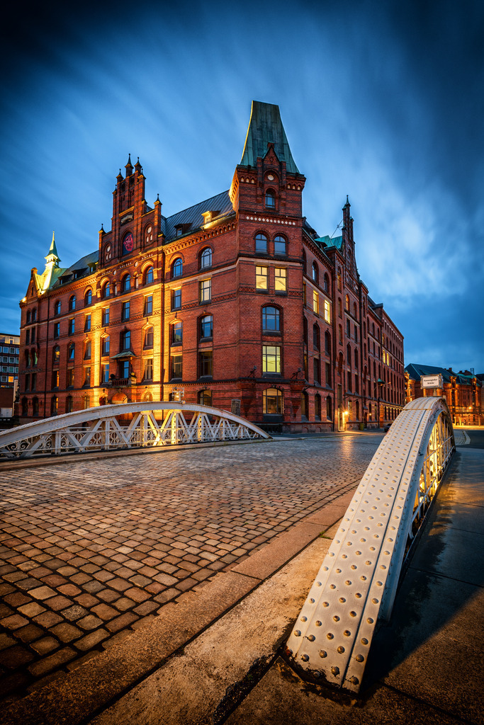 10260910 - An der Kannengießerbrücke | Motiv der Hamburger Speicherstadt zur blauen Stunde. Erhältlich als hochwertiges Wandbild auf Leinwand, Acrylglas, Alu-Dibond, Poster oder digital als Download, einfach über "Bestellen" konfigurieren.
