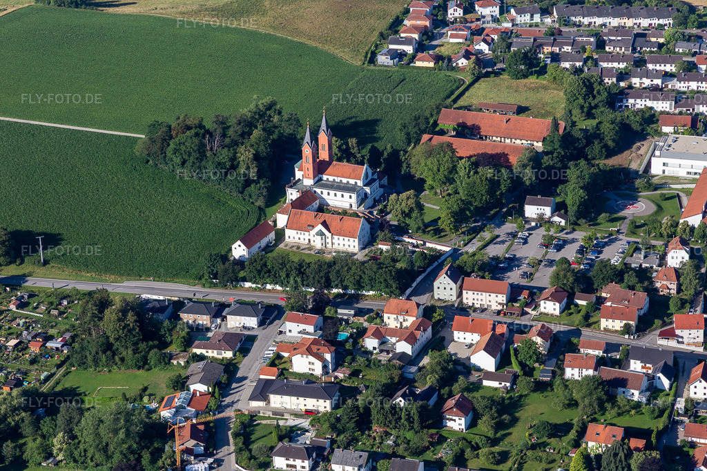 Luftbild: Wallfahrtskirche Maria Hilf im Ortsteil Thalham in Vilsbiburg im Bundesland Bayern in Deutschland. – Foto: IMG_133010.jpg vom 03.07.2022 durch Werner Riehm/FLY-FOTO.de – Auflösung des Originals: 5472 x 3648 px – Wallfahrtskirche Maria Hilf Vilsbiburg – Stadt Vilsbiburg