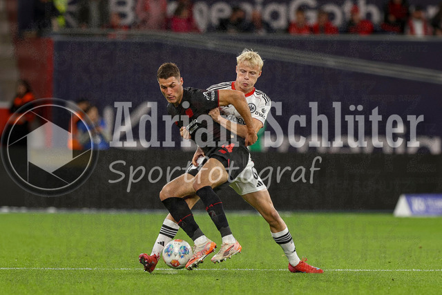 Bayer 04 Leverkusen vs Eintracht Frankfurt - Bundesliga | Leverkusen, Deutschland, 12.09.25:   Patrick Schick (Bayer 04 Leverkusen) und Oscar Hojlund (Eintracht Frankfurt) im Kampf um den Ball waehrend des Spiels der Bundesliga zwischen  Bayer 04 Leverkusen vs Eintracht Frankfurt in der BayArena(Foto von Brauer-Fotoagentur / Adrian Schlueter)