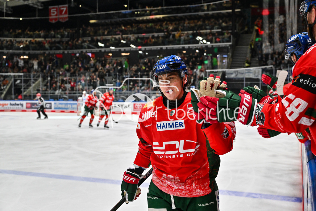 Augsburger Panther - Schwenninger Wild Wings | AUGSBURG, DEUTSCHLAND - 2. NOVEMBER: Jubel der Panther nach dem Treffer zum 1-1 durch Enrico HENRIQUEZ (Augsburger Panther 52), Tor / Torschuetze / Freude / Happy beim Ligaspiel zwischen den Augsburger Panthern und den Schwenninger Wild Wings am 17. Spieltag der Penny DEL im Curt Frenzel Stadion am 02.11.2025