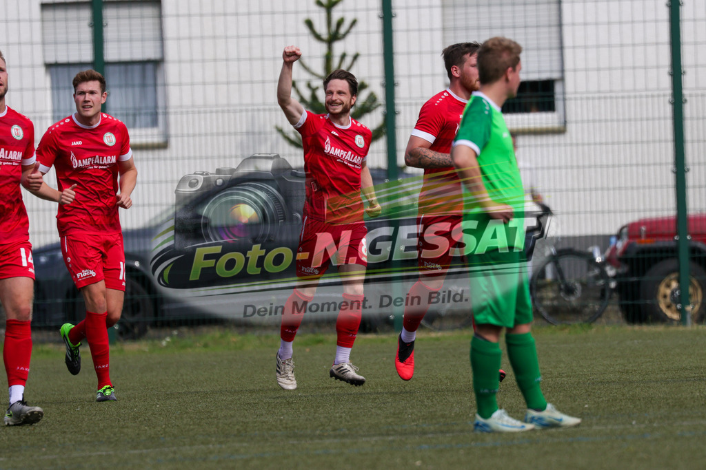 Bünder SV - TV Elverdissen | Auf dem Bild zu sehen: rot Bünder SV Mitte: Denis Müller Bünder SV, TV Elverdissen, Saison 26/27, Kreisliga A, Bünde, Deutschland - Realisiert mit Pictrs.com