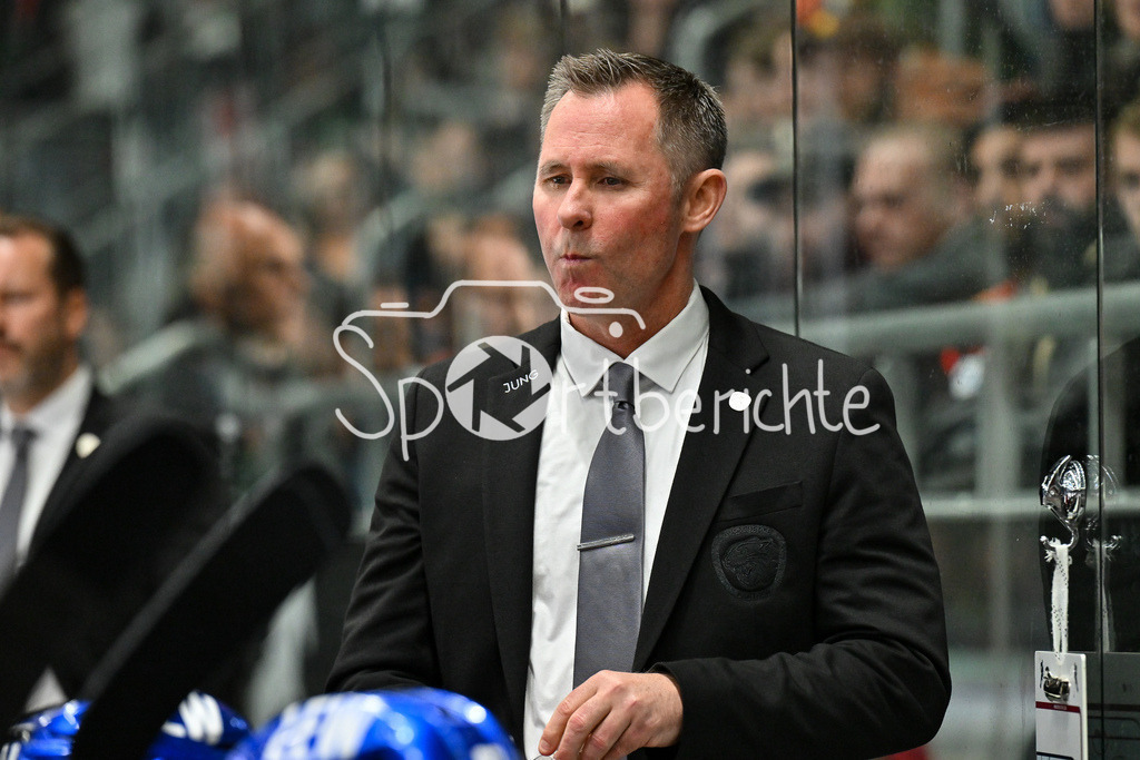 Augsburger Panther - Löwen Frankfurt | im Bild  Ted DENT Headcoach Augsburger Panther / Freisteller / Einzelfoto / DEL: Augsburger Panther - Löwen Frankfurt, Curt Frenzel Stadiom am 11.10.2024