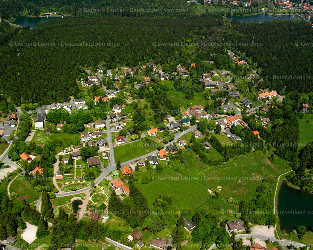 2638629 | BOCKSWIESE 09.06.2006 Wald- Gebiete und Forstflächen umsäumen das Siedlungsgebiet des Dorfes in Bockswiese im Bundesland Niedersachsen, Deutschland // Village - view on the edge of forested areas in Bockswiese in the state Lower Saxony, Germany Foto: Gerhard Launer
