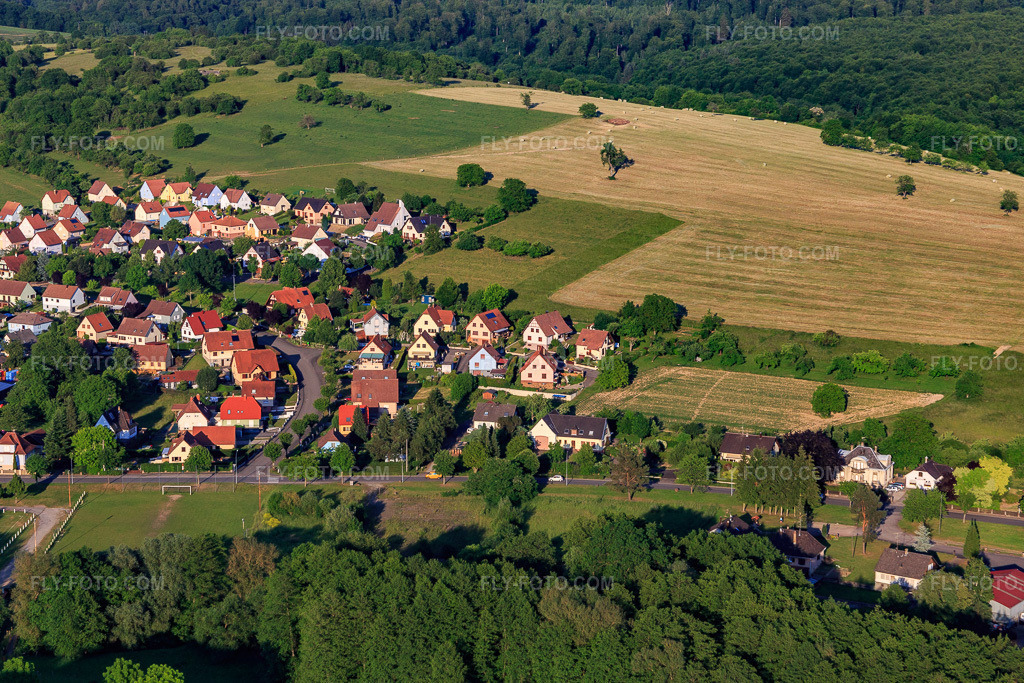 Aerial view: Rue de Droux in Lembach in the state Bas-Rhin, France. – Photo: IMG_080252.jpg taken on 06/05/2015 by Werner Riehm/FLY-FOTO.com – Resolution of the original: 5472 x 3648 px