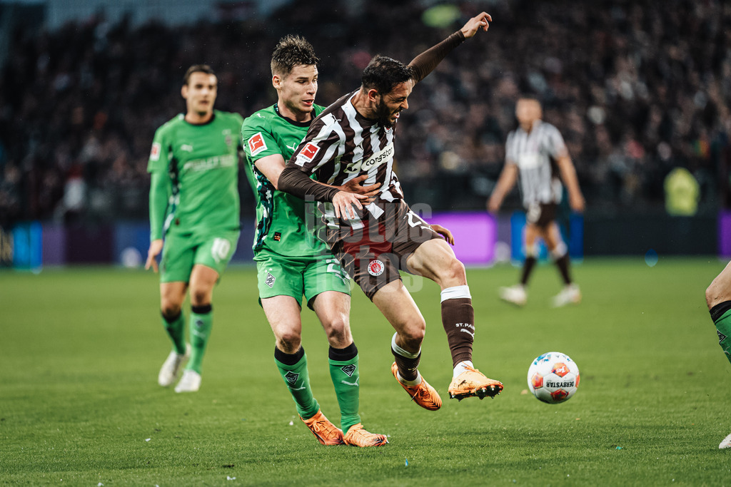 Fußball | Männer | Saison 2025/2026  | Fußball-Bundesliga | 09. Spieltag | FC St. Pauli vs. Borussia Mönchengladbach | 01.11.2025 | v.l. Lukas Ullrich (#26, Borussia Mönchengladbach) gegen Mathias Pereira Lage (#28, FC St. Pauli)