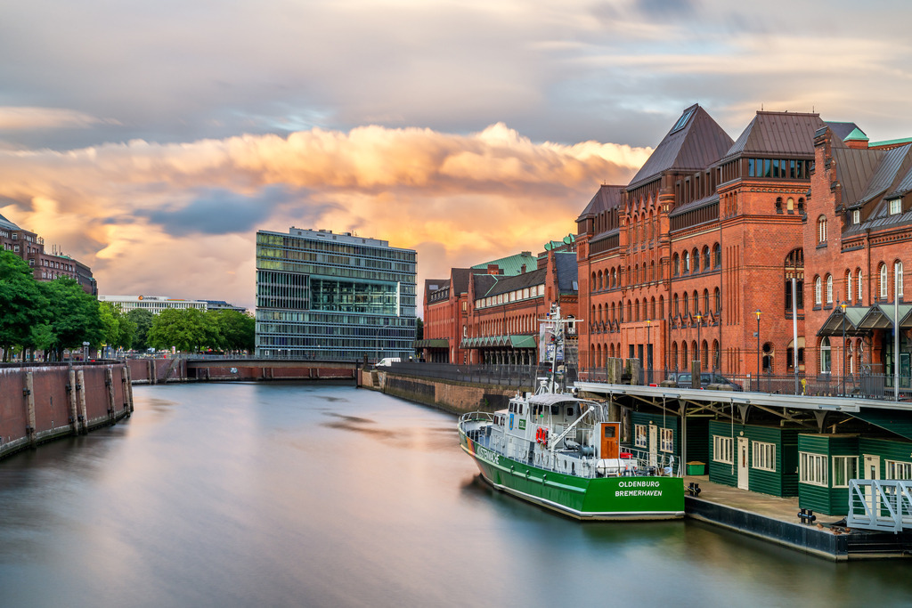 10260701 - Zollmuseum und Speicherstadt | Blick auf das Zollmuseum und die Speicherstadt am Abend. Jetzt als Wandbild oder Poster über "Bestellen" konfigurieren.