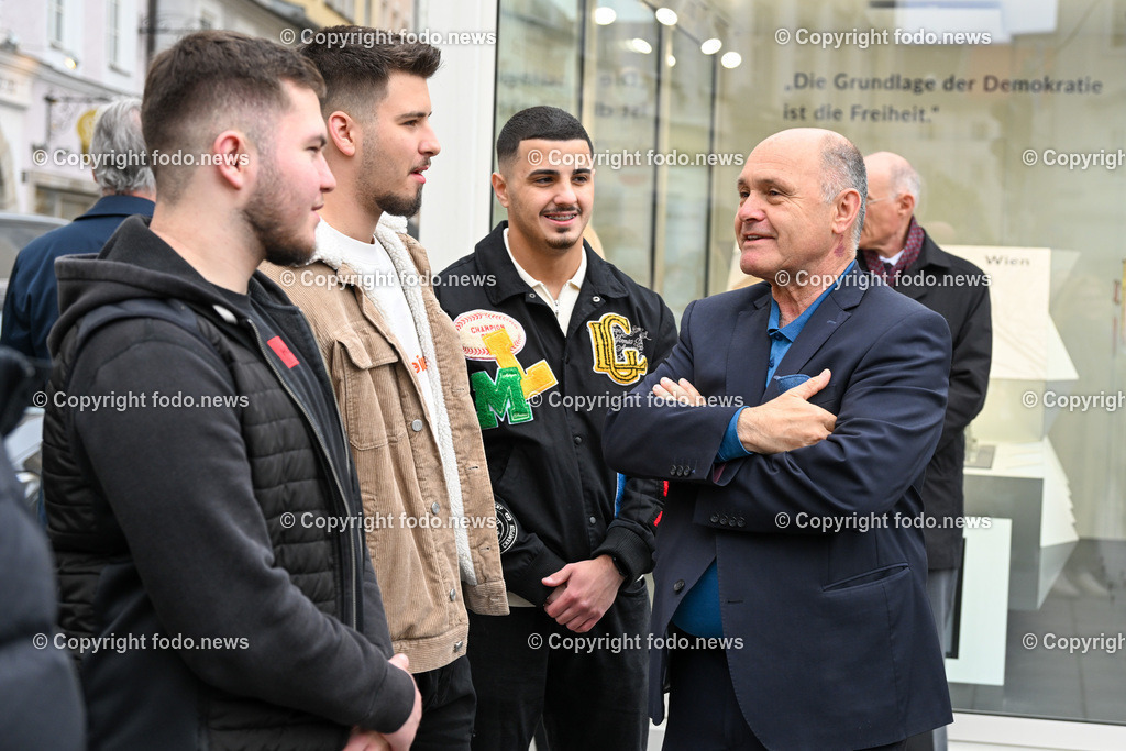 Hauptplatz Linz_ Parlament on Tour_ 11.05.2023-6 | 11.05.2023, Linz, AUT, Hauptplatz Linz, Parlament on Tour, im Bild Wolfgang Sobotka (VP, Praesident des Oesterr. Nationalrat, NAbg) und Schueler der HAK Rudigierstrasse Linz