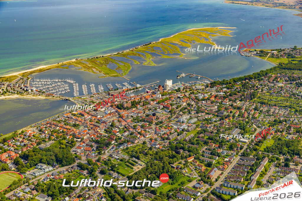 Luftaufnahme der Stadt Heiligenhafen - Die Luftaufnahme wurde 2025 vom UL-Flugzeug heraus erstellt ( keine Drohne ) - Hochauflösende Luftaufnahme - für professionelle Ausdrucke geeignet. Die Geschenkidee !Hier alle&nbsp;Infos zur Lizenzierung der LuftaufnahmeWir fliegen auch dieses Jahr wieder in Ihre Region um Luftbilder zu erstellen.- Luftbild anfragen