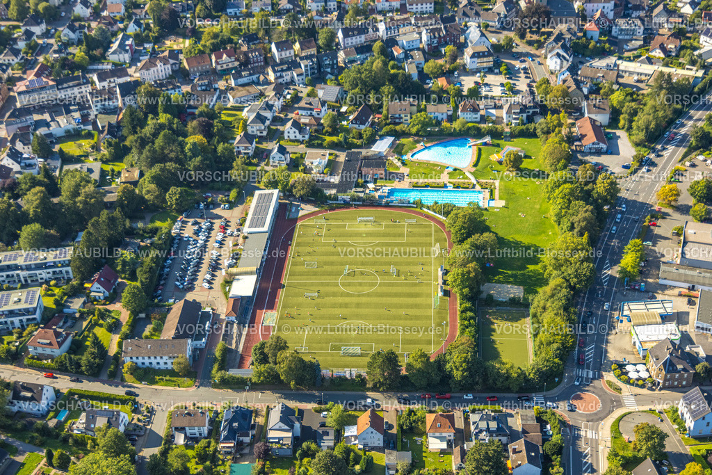 Sprockhoevel240810865 | Luftbild, Baumhofstadion mit Tribüne, Fußballstadion TSG 1881 Sprockhövel e.V., Spieler auf dem Platz im Training, Freibad und Nichtschwimmerbecken, Wohngebiet,  Niedersprockhövel, Sprockhövel, Ruhrgebiet, Nordrhein-Westfalen, Deutschland