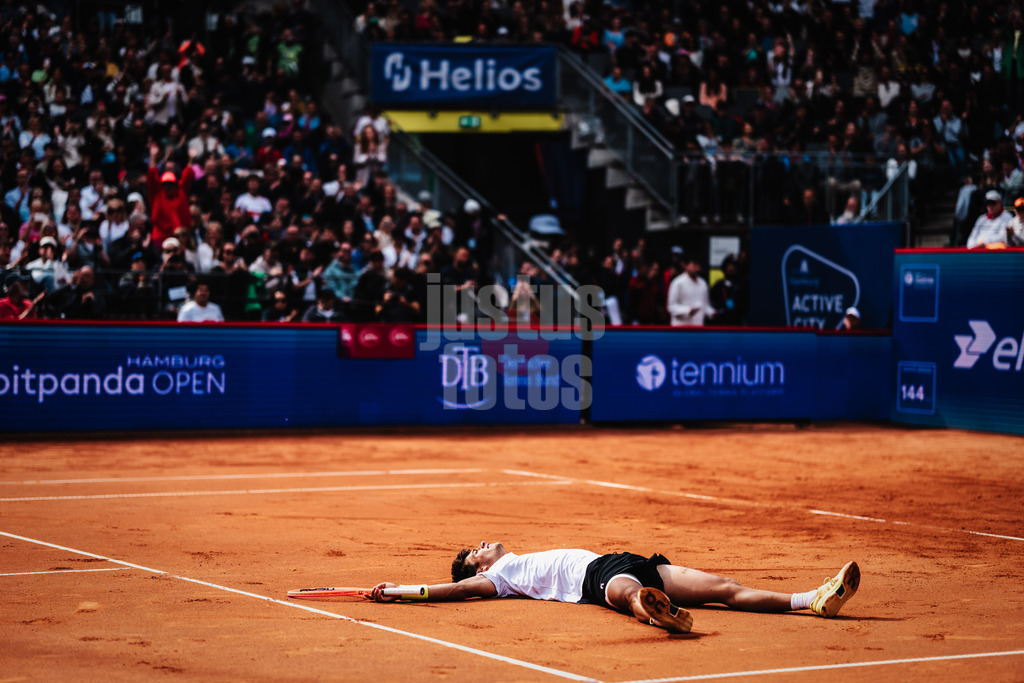Tennis | Männer | bitpanda Hamburg Open Finale | ATP 500 | Andrei Andrejewitsch Rubljow (RUS) vs. Flavio Cobolli (ITA) | 24.05.2025 | Flavio Cobolli gewinnt das Turnier und geht zu Boden um zu Jubeln