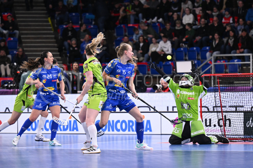 Kloten-Dietlikon Jets vs Skorpion Emmental Zollbrück - 15. April 2023 | Kloten-Dietlikon Jets vs Skorpion Emmental Zollbrück
Stimo Arena, Kloten
Der Ball fliegt über Livia Werz (#41 Kloten-Dietlikon Jets) hinweg.
Bild: Sportfotografie Markus Aeschimann | www.markus-aeschimann.ch - Realisiert mit Pictrs.com