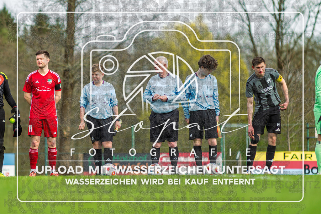 FGFSSCT-1032 | Siegfried Barz (Schiedsrichter), Thees Karlsson Eggert (Schiedsrichterassistent) und Lasse Stimming (Schiedsrichterassistent) beim Herren Kreisliga HK Spiel zwischen FG Fulde-Stellichte und SC Tewel im Lehrdestadion, Stellichte (Simon Paul Stopat) - Realisiert mit Pictrs.com
